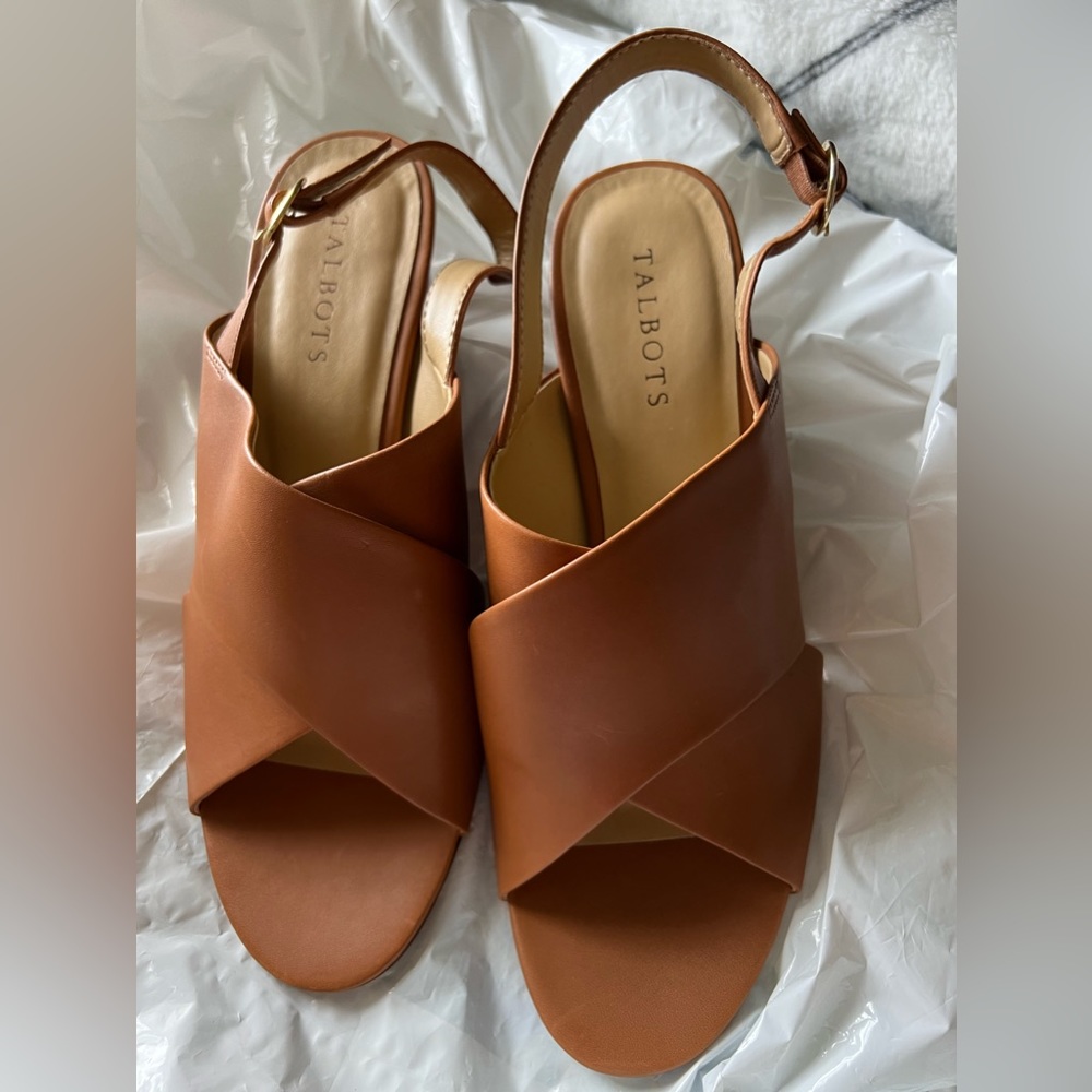 NWT Women’s tan leather sandal, unique square heel, strap back, open toe, comfy